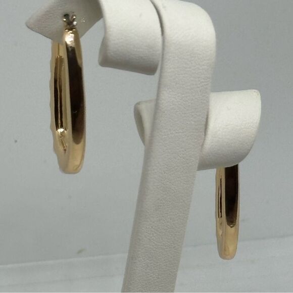 ISAAC MIZRAHI Gold Tone Pearl Oval Hoop - Picture 7 of 7